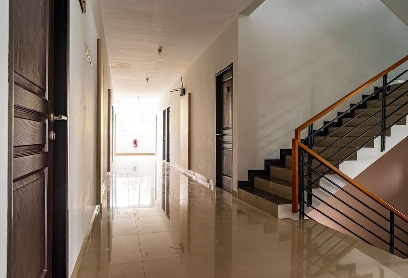 Отель Formerly Reddoorz Plus Near Teras Kota 3