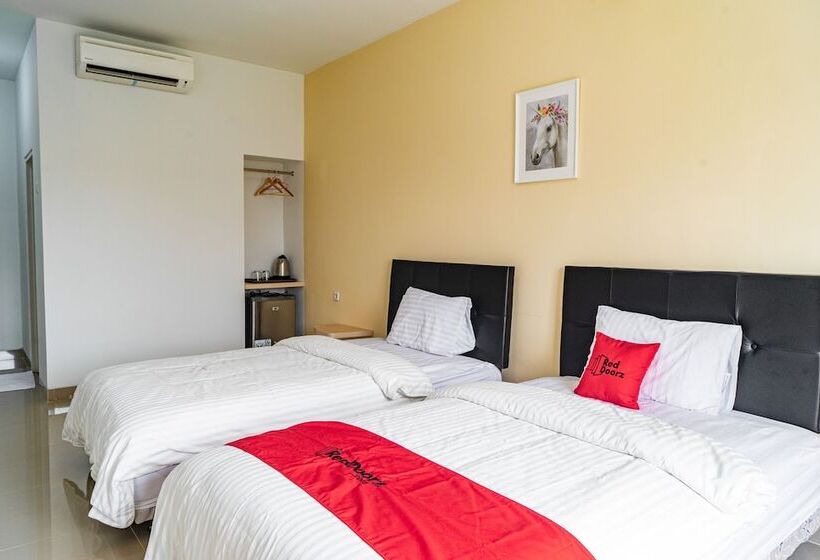 Отель Formerly Reddoorz Plus Near Teras Kota 3