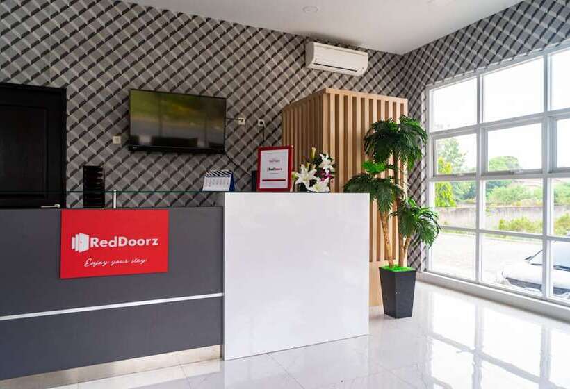 Отель Formerly Reddoorz Plus Near Teras Kota 3