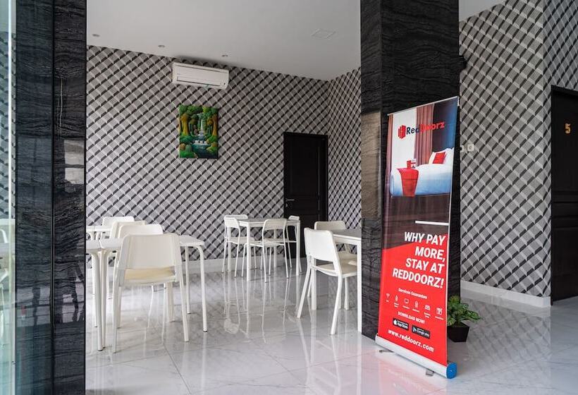 Отель Formerly Reddoorz Plus Near Teras Kota 3