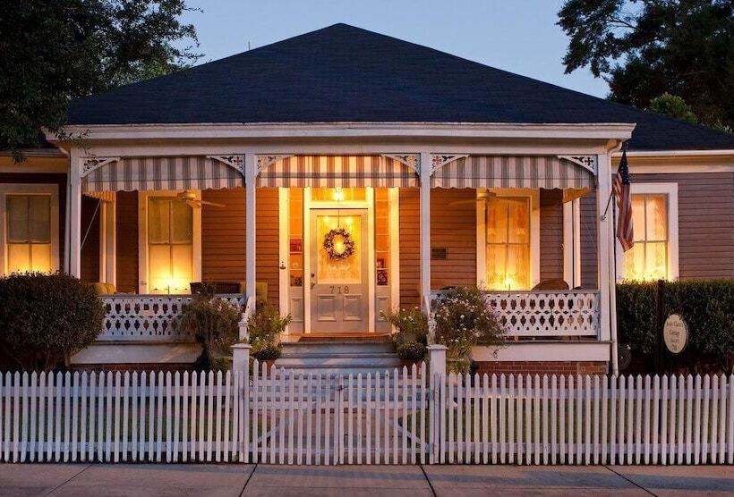 צימר Devereaux Shields House