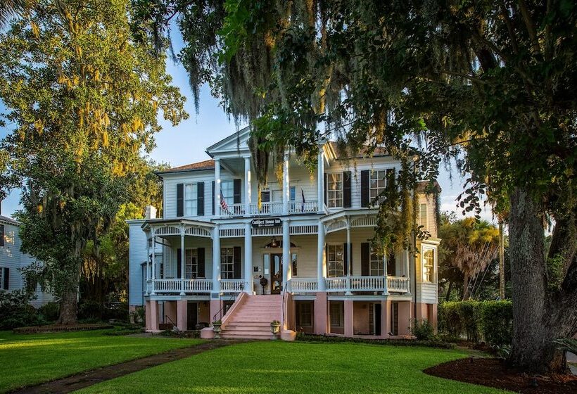 تختخواب و صبحانه Cuthbert House