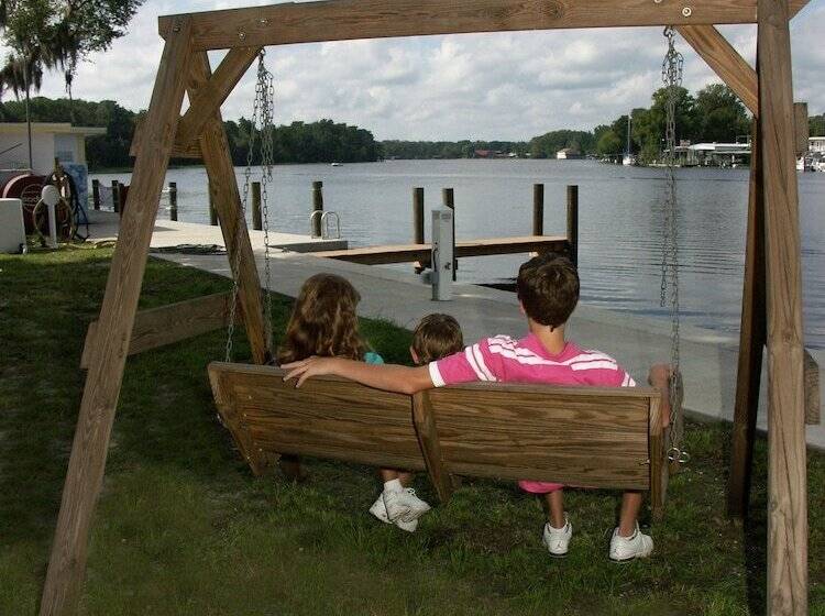 فندق Big River Marina & Lodge