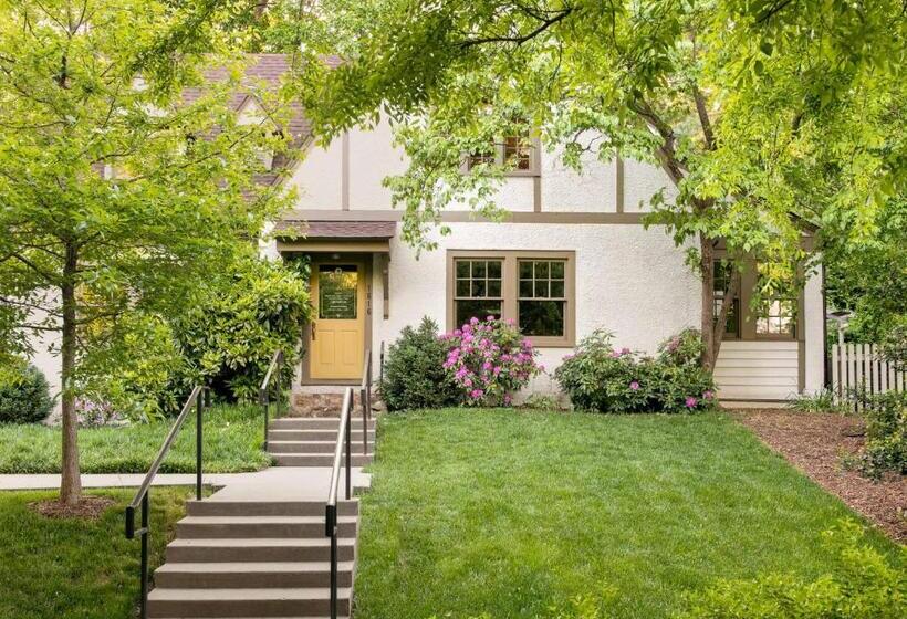 هتل Oakhurst Inn At The University