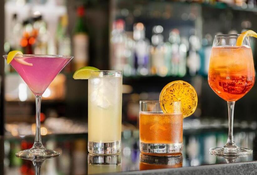 هتل Oakhurst Inn At The University