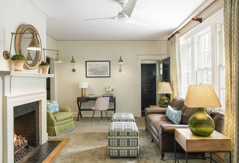 هتل Oakhurst Inn At The University