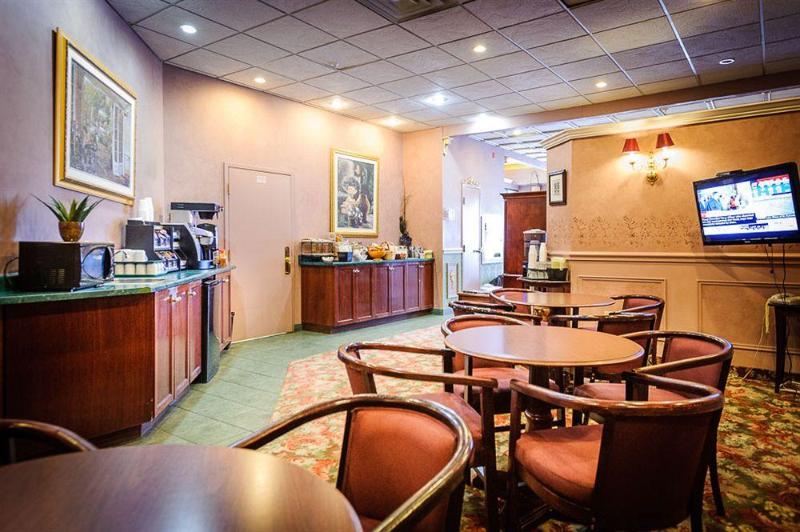 Отель Peterborough Inn & Suites