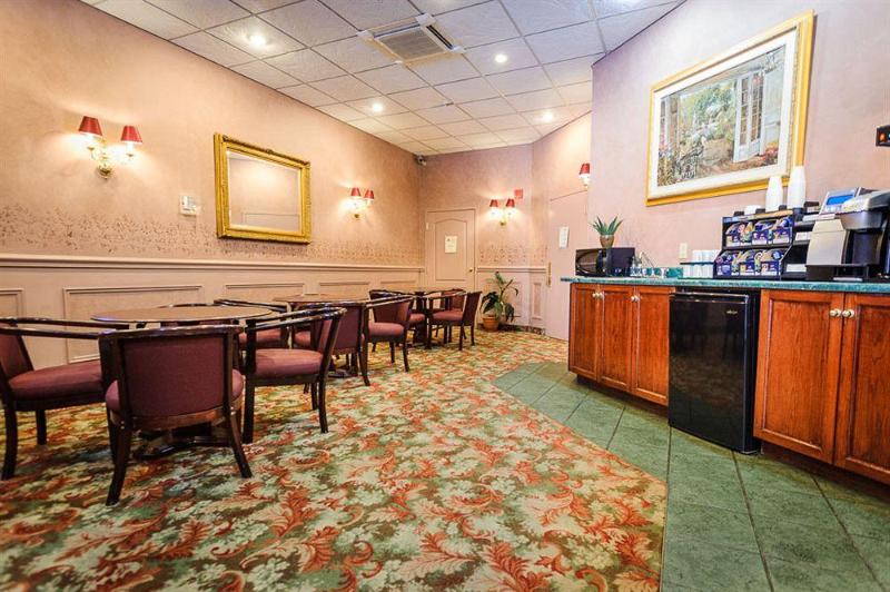 Отель Peterborough Inn & Suites