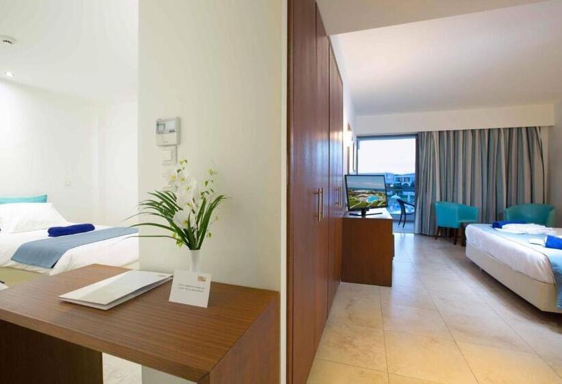 هتل Asterias Beach Resort