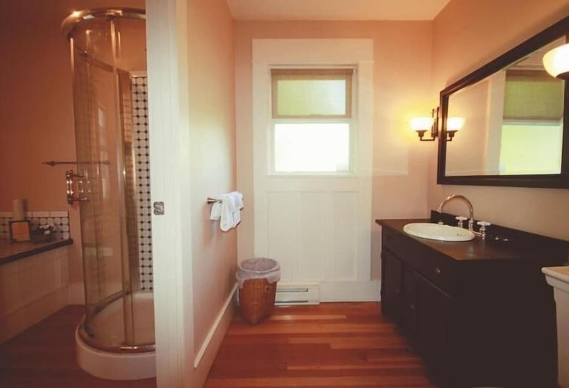 هتل Spinnakers Brewpub & Guesthouses