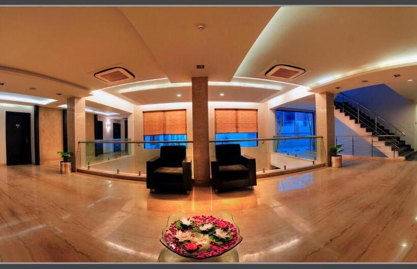 هتل The Retreat