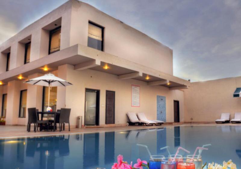 هتل The Retreat