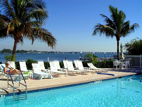 ホテル Tradewinds Beach Resort