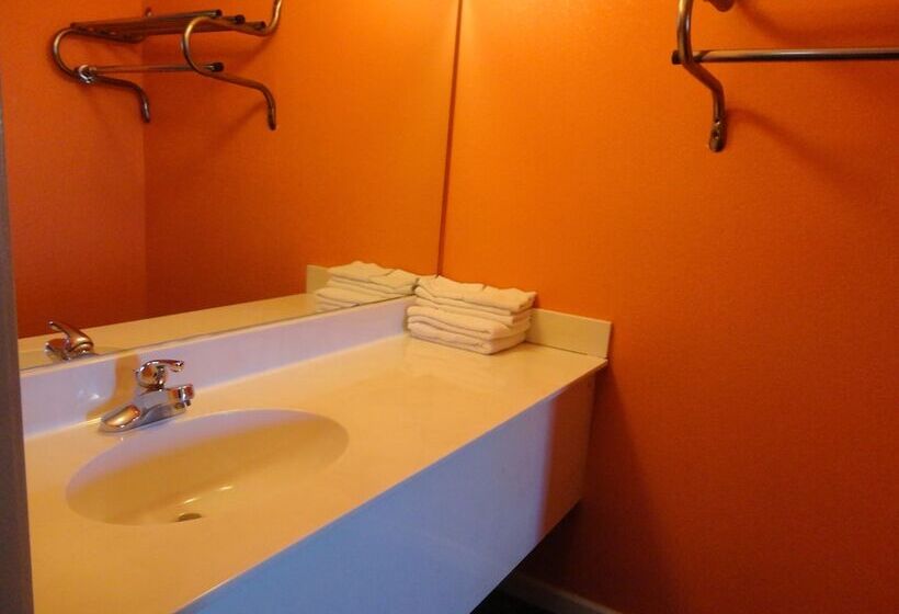 فندق على الطريق Royal Inn And Suites