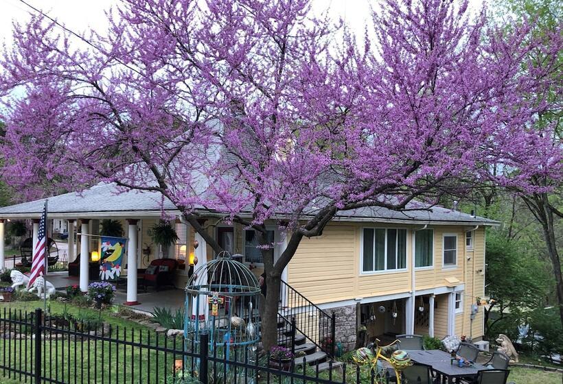 Red Bud Manor Bed And Breakfast