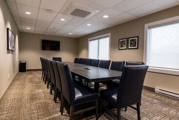 هتل Amsterdam Inn & Suites