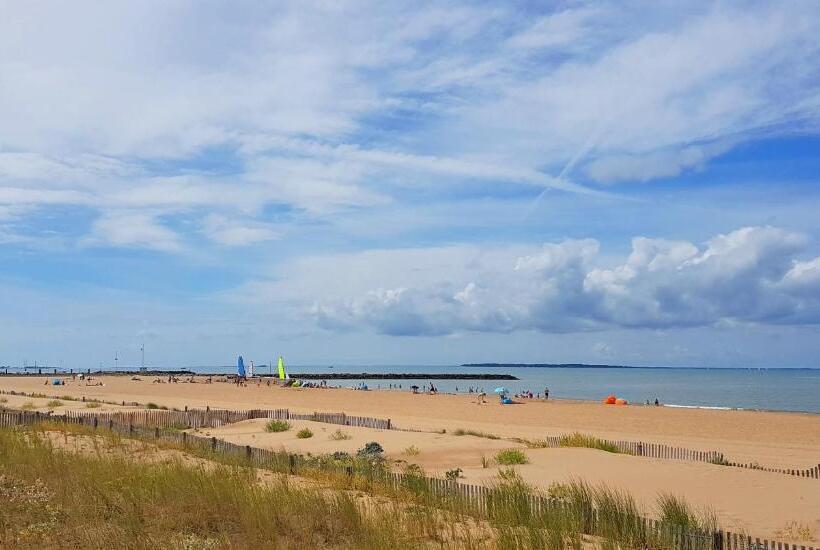 Hotel Les Flots   Et Restaurant Face A L Ocean  Chatelaillonplage