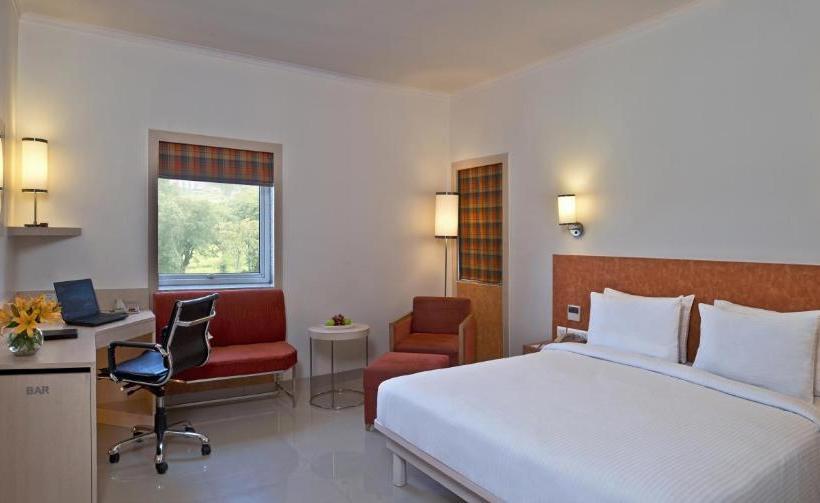 בית מלון כפרי Nirwana Hometel Jaipur  A Sarovar