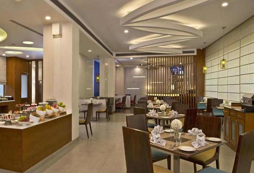 בית מלון כפרי Nirwana Hometel Jaipur  A Sarovar