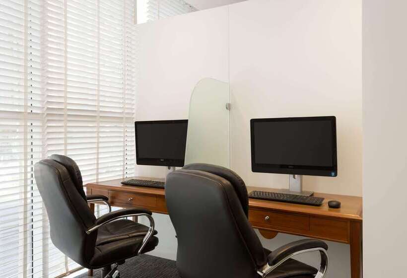 هتل Tryp By Wyndham Abu Dhabi City Center