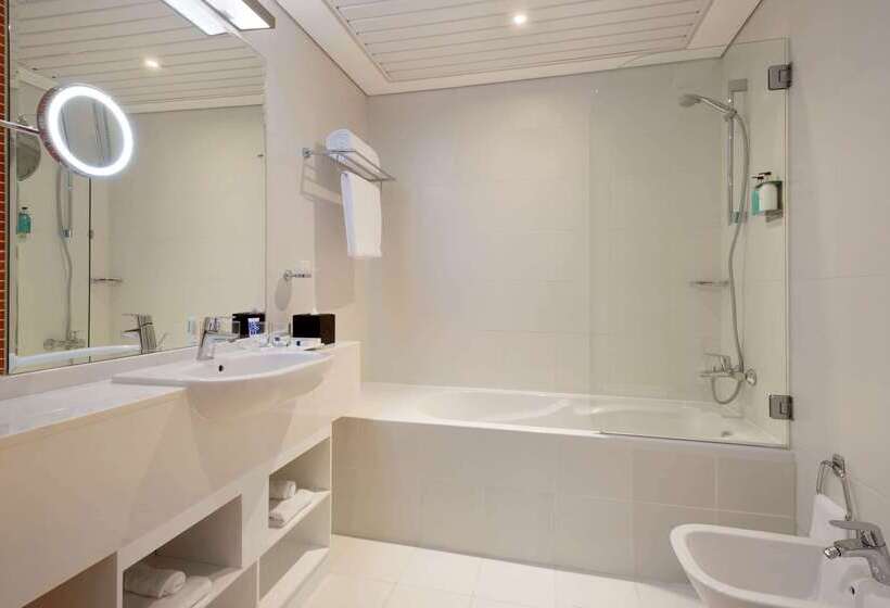 هتل Tryp By Wyndham Abu Dhabi City Center