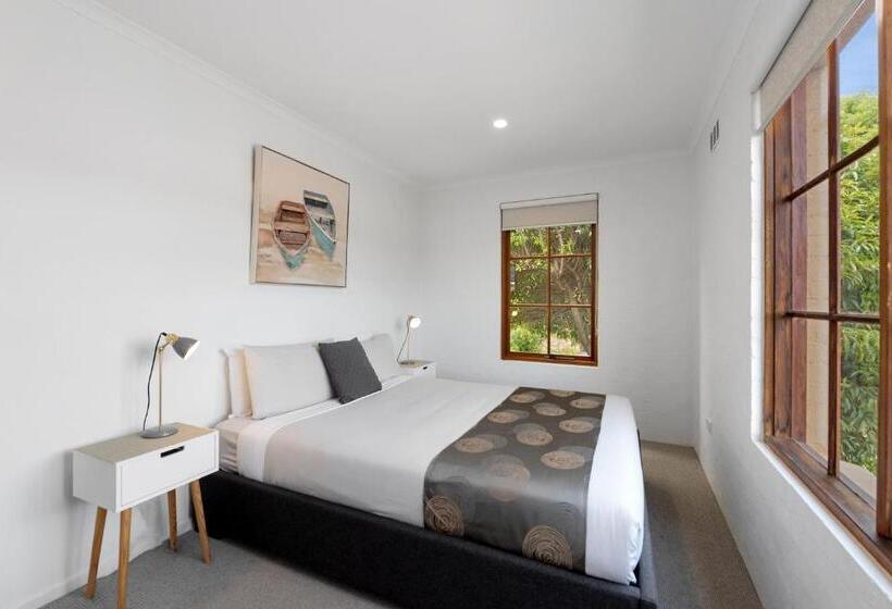 تختخواب و صبحانه Hideaway On George