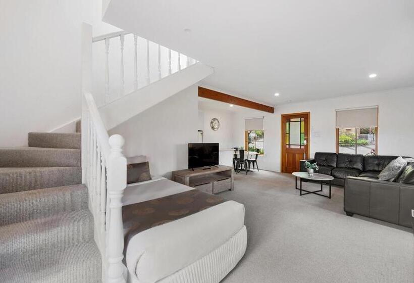 تختخواب و صبحانه Hideaway On George