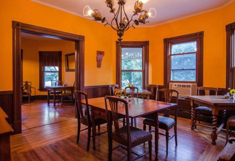 تختخواب و صبحانه Heart Of The Village Inn