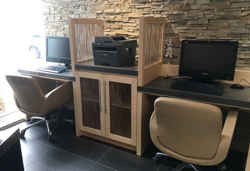 Отель Best Western Plus Airport Inn & Suites