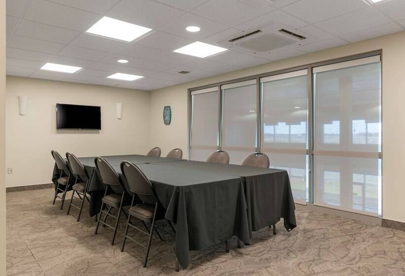 Отель Best Western Plus Airport Inn & Suites