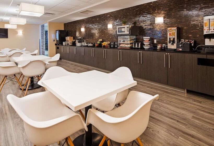 Отель Best Western Plus Airport Inn & Suites
