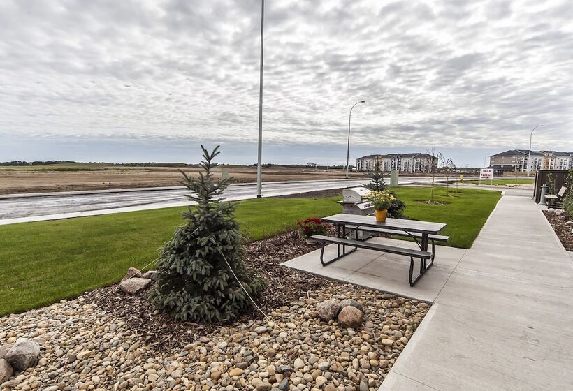 هتل The Kanata Bonnyville