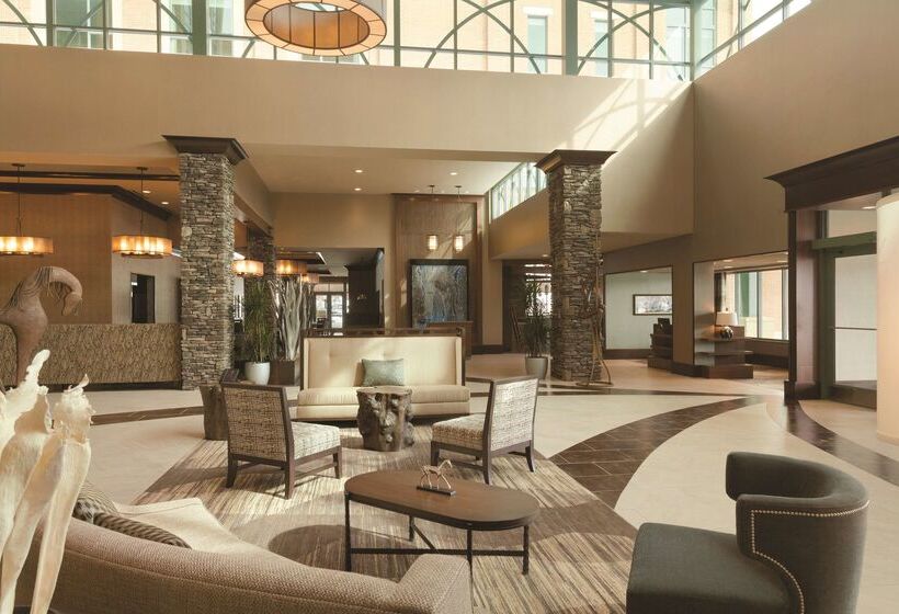 هتل Embassy Suites Saratoga Springs