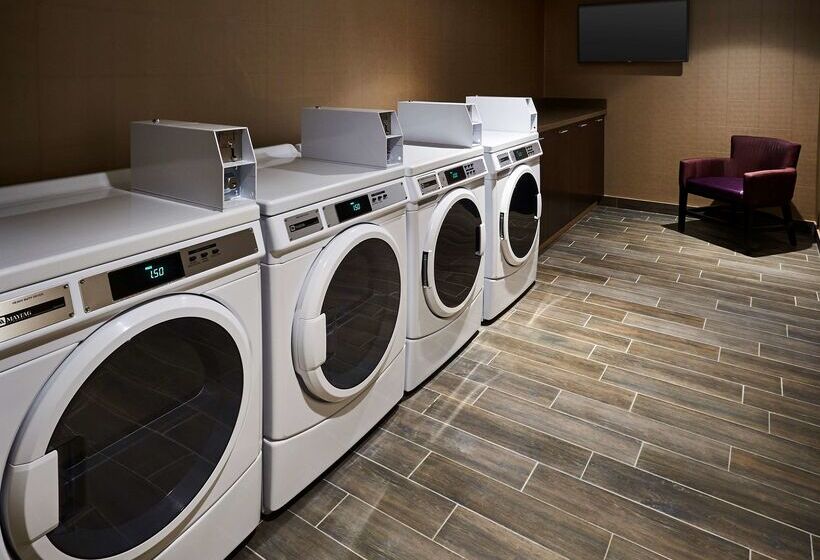 هتل Hampton Inn By Hilton Timmins