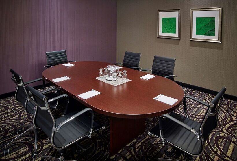 هتل Hampton Inn By Hilton Timmins