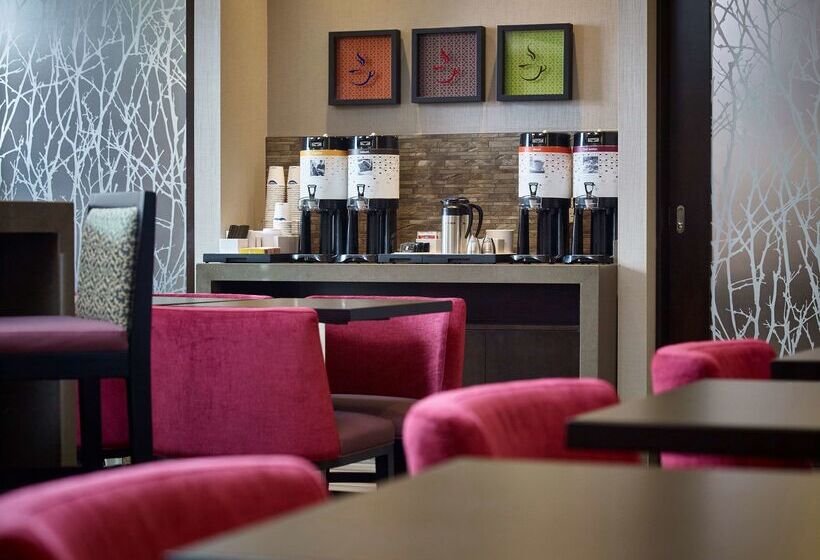 هتل Hampton Inn By Hilton Timmins