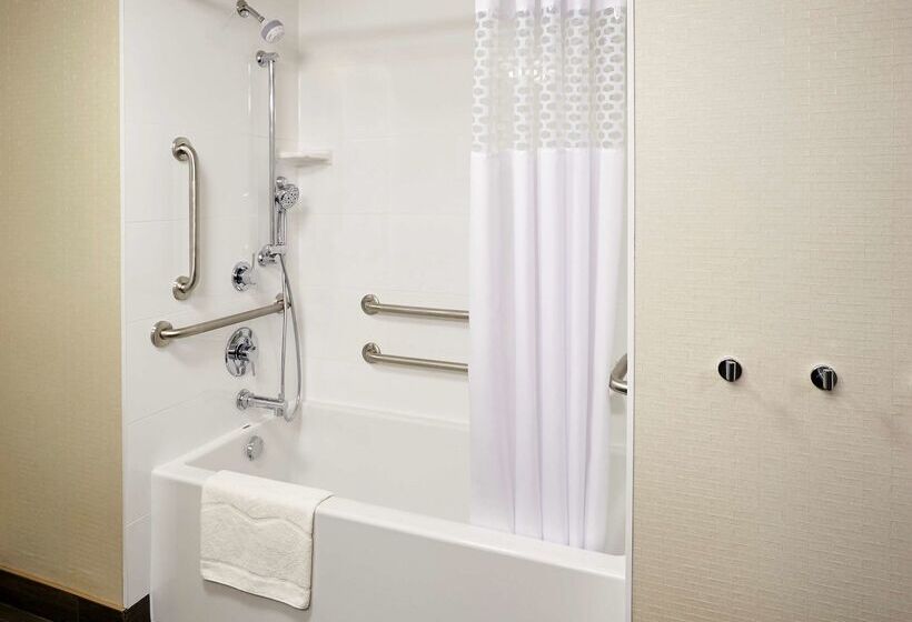 هتل Hampton Inn By Hilton Timmins