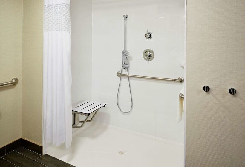 هتل Hampton Inn By Hilton Timmins
