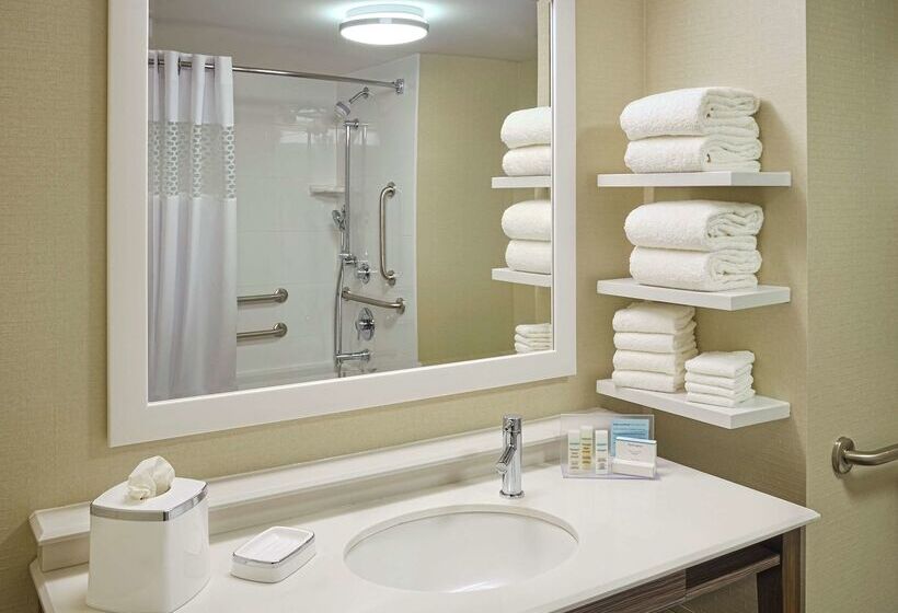 هتل Hampton Inn By Hilton Timmins