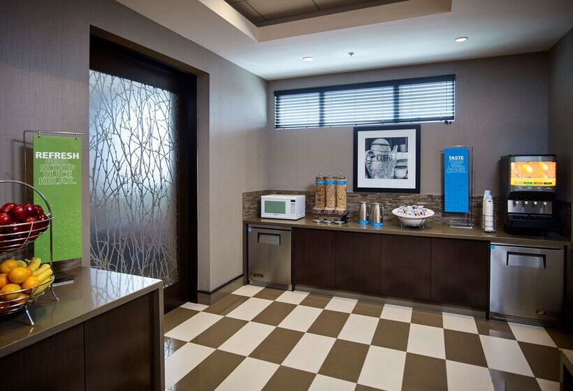 هتل Hampton Inn By Hilton Timmins