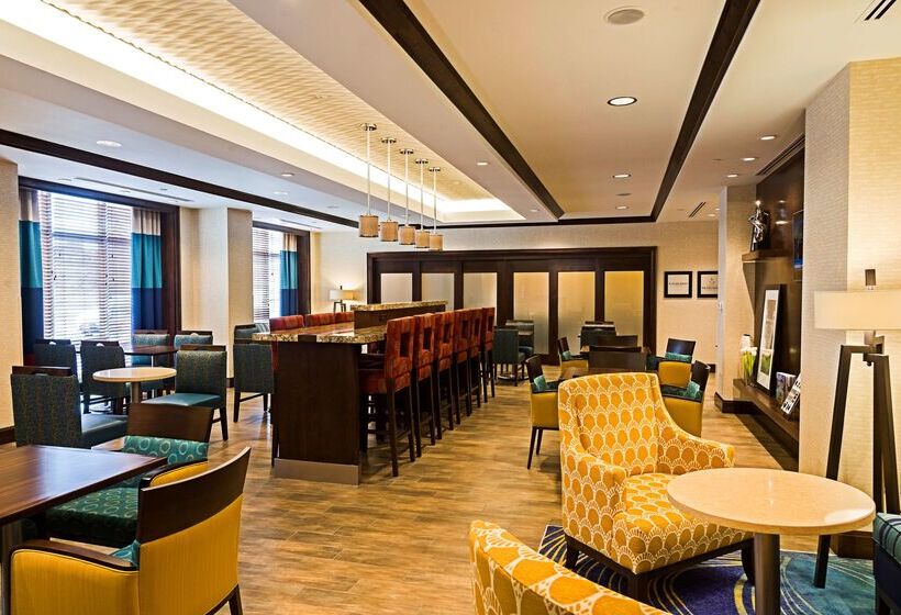 هتل Hampton Inn By Hilton Ottawa Airport, On, Cn