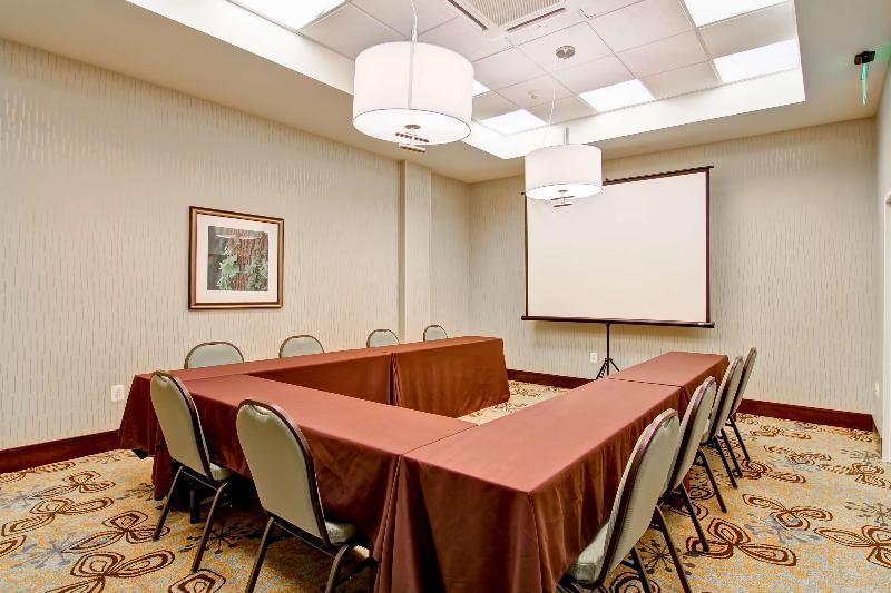 בית מלון כפרי Hilton Garden Inn Woodbridge