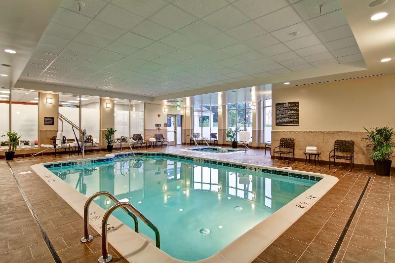 בית מלון כפרי Hilton Garden Inn Woodbridge