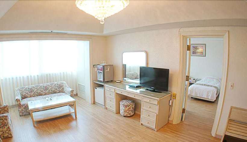 Отель Jeju Honeycrown