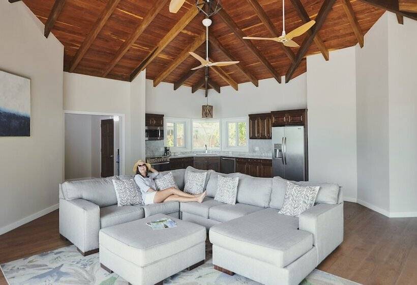 هتل Ray Caye Private Island Resort