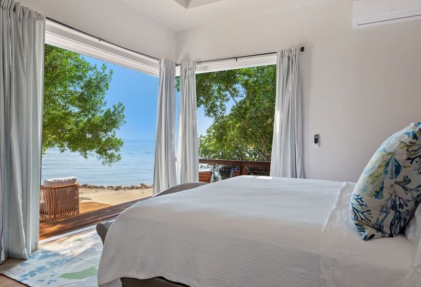 هتل Ray Caye Private Island Resort