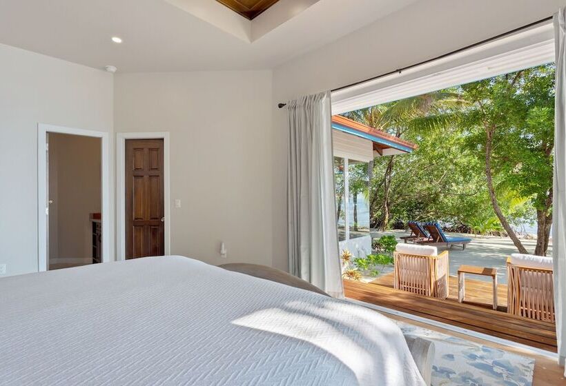 هتل Ray Caye Private Island Resort