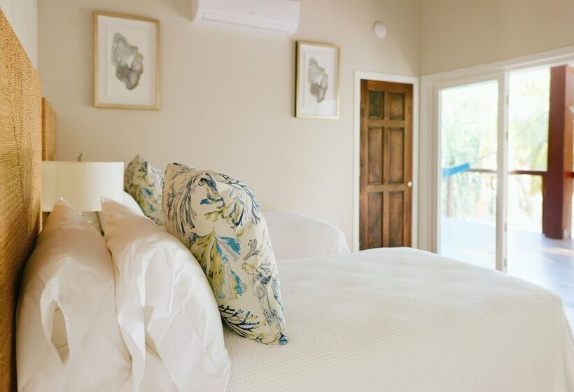هتل Ray Caye Private Island Resort