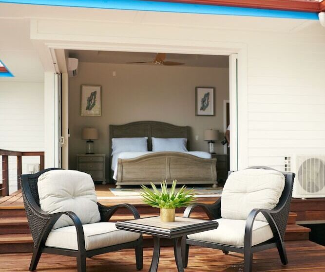هتل Ray Caye Private Island Resort