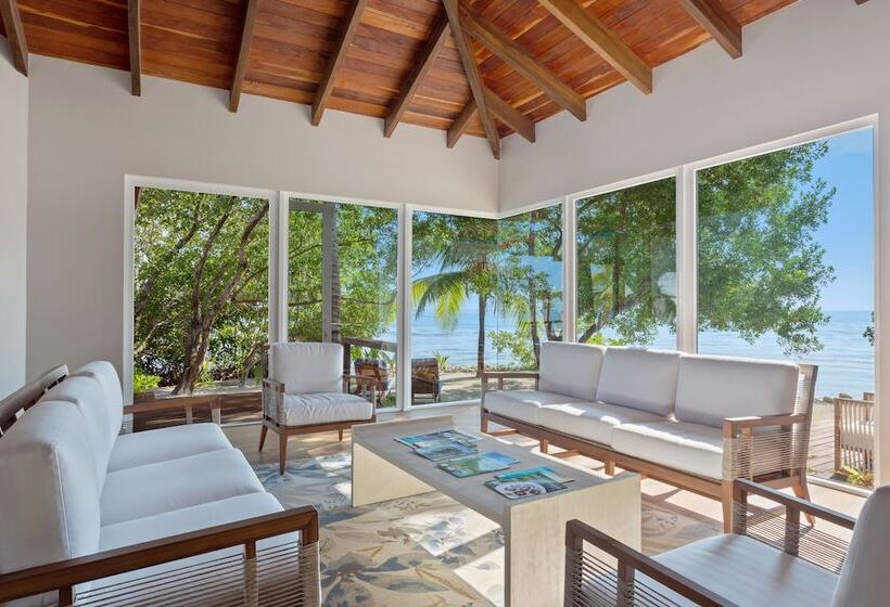 هتل Ray Caye Private Island Resort